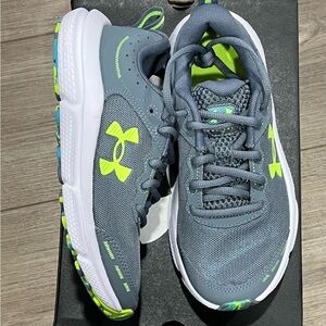 Under Armour Asset 10 Boys size 4y Sneakers, new
